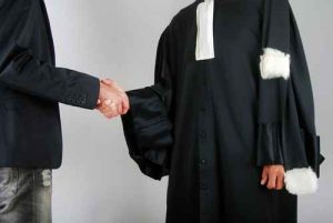 Justice - Avocat et client se serrant la main