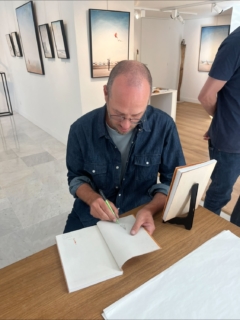 Rencontre exclusive ce samedi ! 🎨⚓️

La Galerie Vent des Cimes a le plaisir d’accueillir l’artiste Yann Letestu pour une séance de dédicace exceptionnelle.

Venez partager un moment privilégié et échanger autour de son univers poétique invitant au voyage. Une après-midi placée sous le signe de la convivialité et de l’art !
📍 Galerie Vent des Cimes
📅 Samedi 12 septembre
🕒 À partir de 15h
Entrée libre. On vous attend nombreux !
#YannLeTestu #Galerieventdescimes #ArtContemporain #Dedicace #RencontreArtiste exposition ArtGallery InspirationVoyage