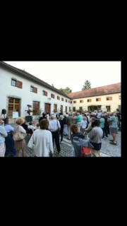 [ Retour en images sur l’inauguration de deux sculptures monumentales d’Etienne ]

La soirée d’inauguration au Clos des Capucins de Meylan a marqué avec élégance le lancement de cette nouvelle saison culturelle.  Placé sous le signe de la convivialité, de l’échange et du partage, cet événement a rassemblé un public venu célébrer l’art et la musique dans un cadre d’exception.

Le moment fort de la soirée s’est articulé autour de l’exposition « Intemporelle » marquée par le dévoilement captivant de deux œuvres monumentales du sculpteur Étienne : Le Baiser et L’Espérance. Ces œuvres  majestueuses ont immédiatement trouvé leur résonance dans l’espace, offrant aux invités une expérience esthétique forte.

Enfant du pays, né à Grenoble en 1952, Étienne a grandi en Chartreuse profitant de l’atelier de son père, le peintre Arcabas. Cette présentation est un hommage à ce sculpteur de talent qui nous a quitté en 2025. 

Pour accompagner cette immersion artistique, le chœur Arcanum a offert une prestation musicale habitée, qui a sublimé la rencontre entre les œuvres et les visiteurs.

Les sculptures sont à découvrir jusqu’au 13 novembre au clos des capucins. 

Merci @joellehours, maire de Meylan pour cette présentation. L’exposition  est une initiative de @carole_filin, adjointe à la culture, avec le concours de @etiennesculpteur, de @atelier_arsculpt.

#ledauphinelibere #culturebox #france3auvergnerhonealpes #artcontemporain #expogrenoble