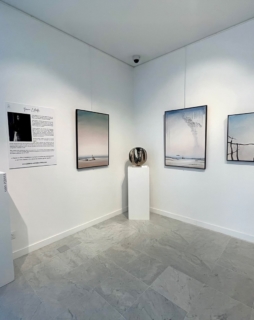 🎨 L’exposition Yann Letestu se poursuit à la galerie

L’univers de l’artiste offre une réflexion captivante sur le voyage et la mémoire : en peignant directement sur des cartes marines et des documents anciens, il superpose le récit pictural à la géographie, créant des pièces uniques d’une grande sensibilité.

Une invitation au voyage et à la contemplation. 

À découvrir jusqu’au 3 octobre 2026.